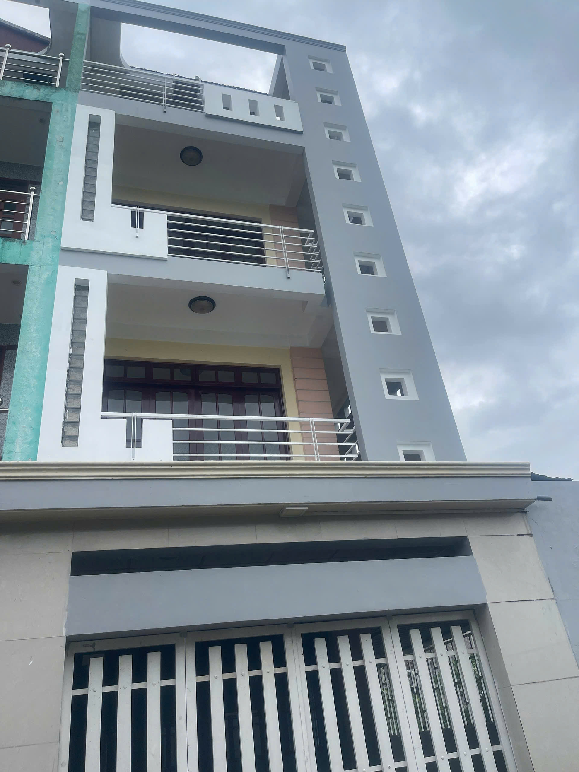 SP 585:  NHÀ ĐẸP 1 TRỆT 2 LẦU SÂN THƯỢNG